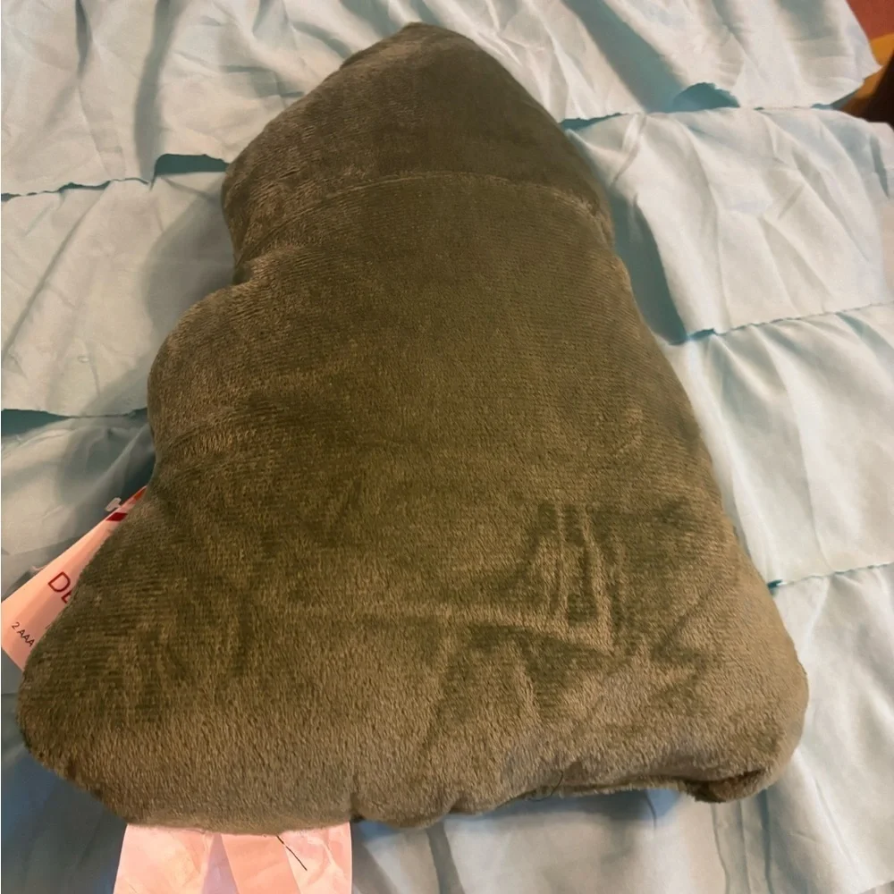 LED Light-Up Green Plush Tree and a non light up fuzzy Star Pillow set.